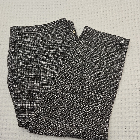 Anne Klein Black and White Textured Capris - Picture 8 of 10
